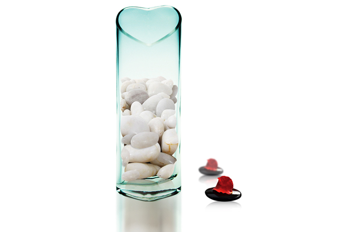 Heart-opening decorative vase sourcing illustration