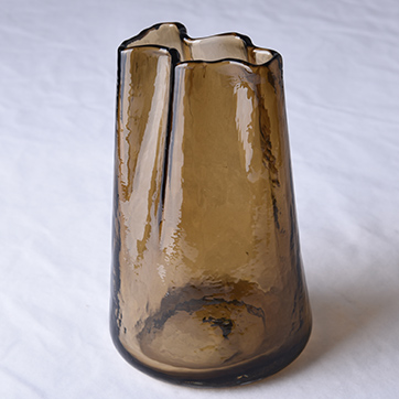 Folded-opening vase sourcing illustration