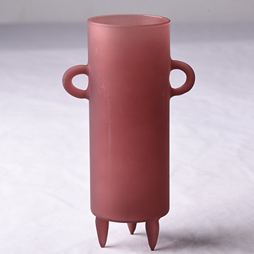 Footed two-handle vase sourcing illustration