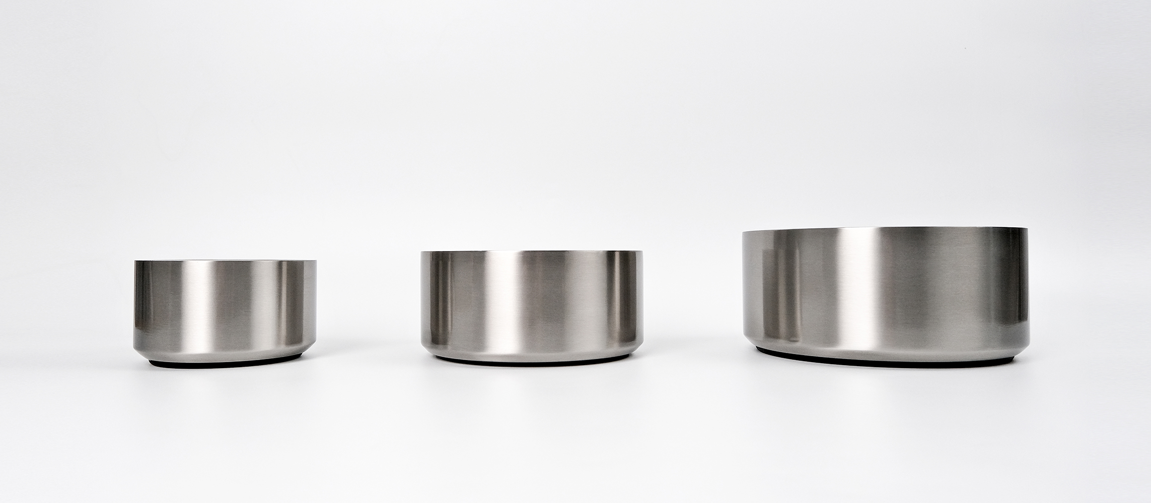 Plain steel pet bowls in three size directions