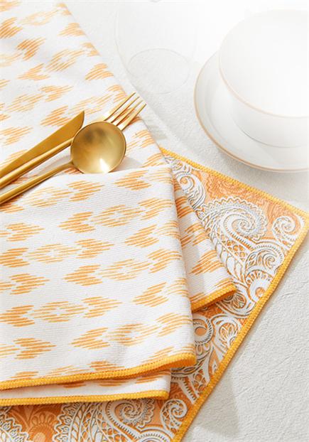 Layered patterned table textile